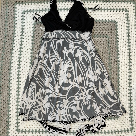 Roulette Halter Dress, Women Sz L, Black and White Floral Design, Stretch - Picture 12 of 15